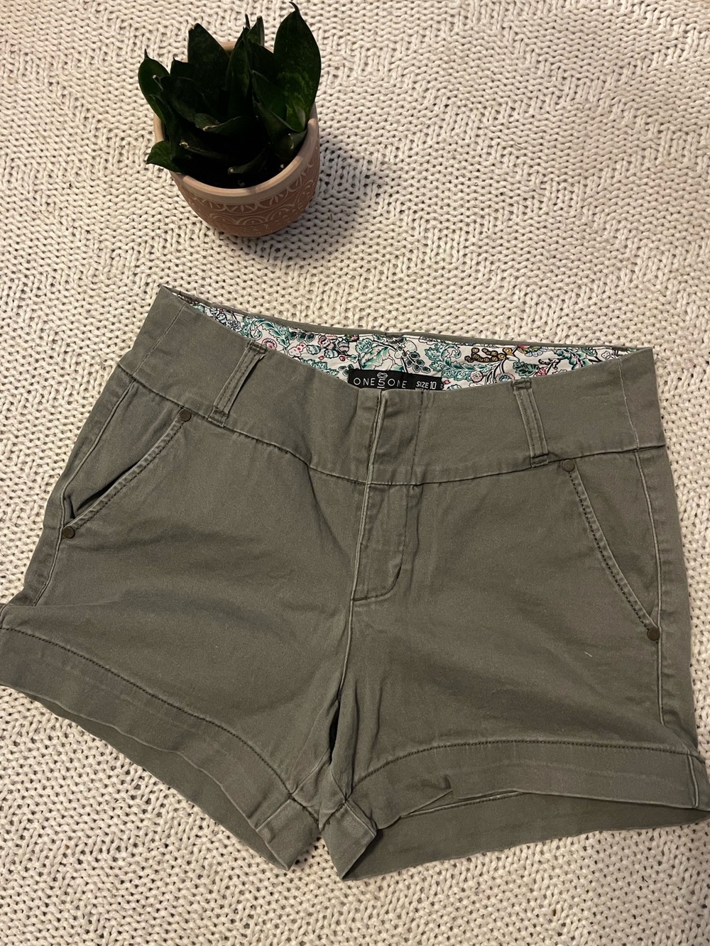 One 5 One Olive Green Cuffed Chino Shorts Women’s Size 10 Utility Casual